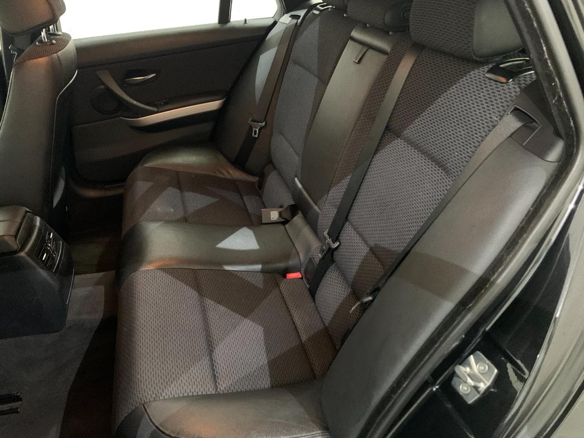 BMW 320D Touring Navigation Sport · Ano 2010 — image 30