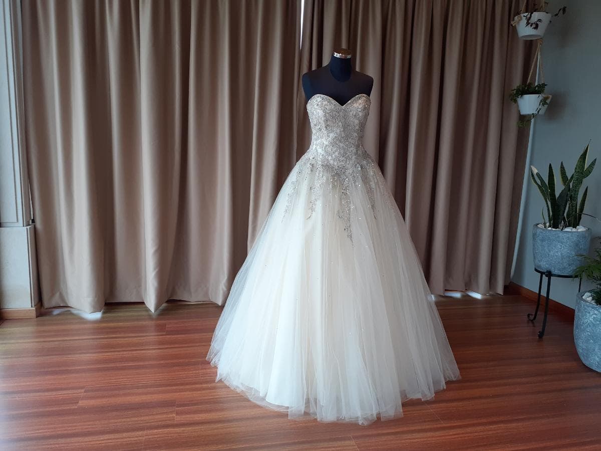 Grande Leilão de Vestidos de Noiva e Cerimónia — image 1
