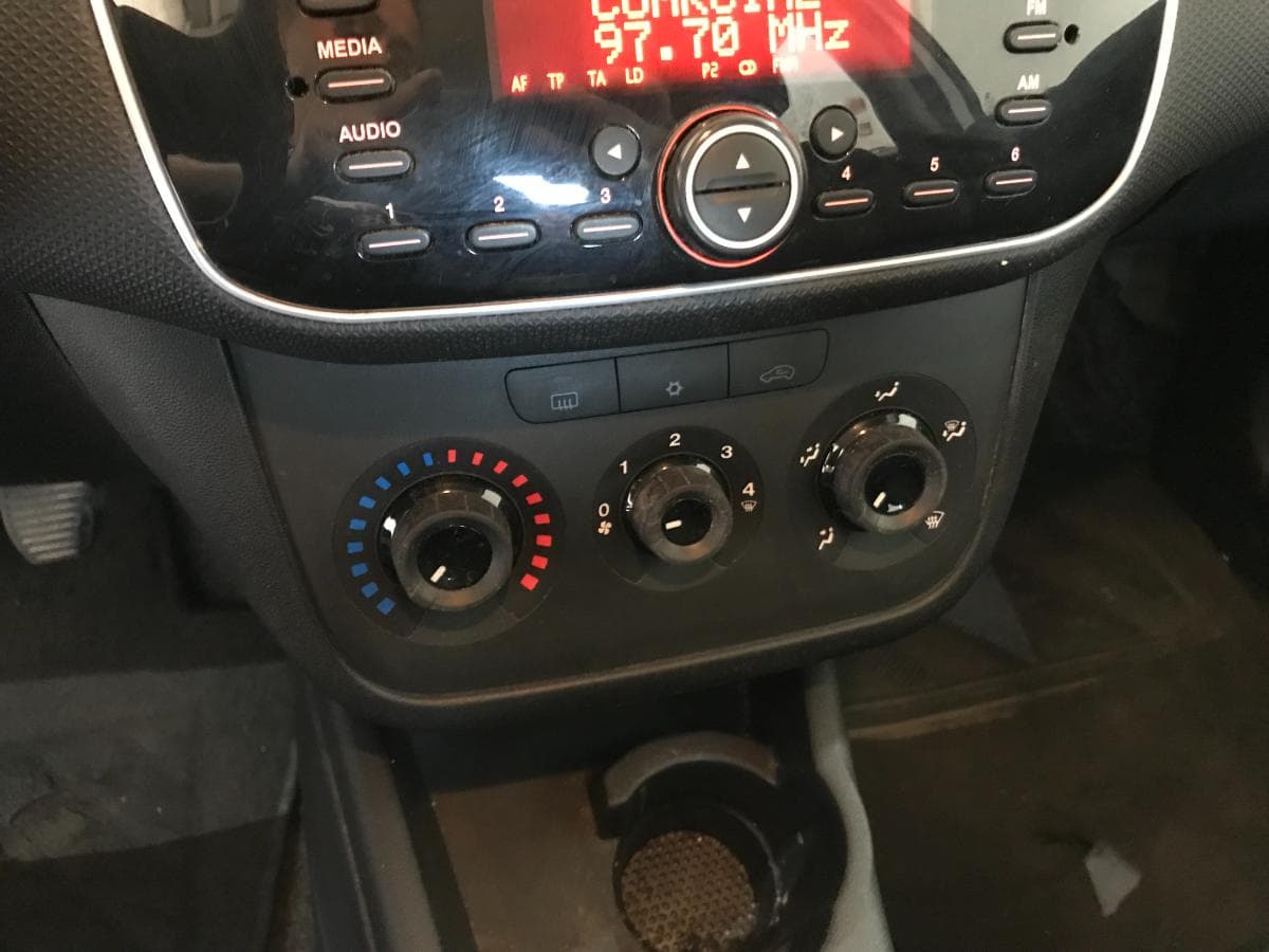 Fiat Punto 1.2 · Ano 2016 — image 30