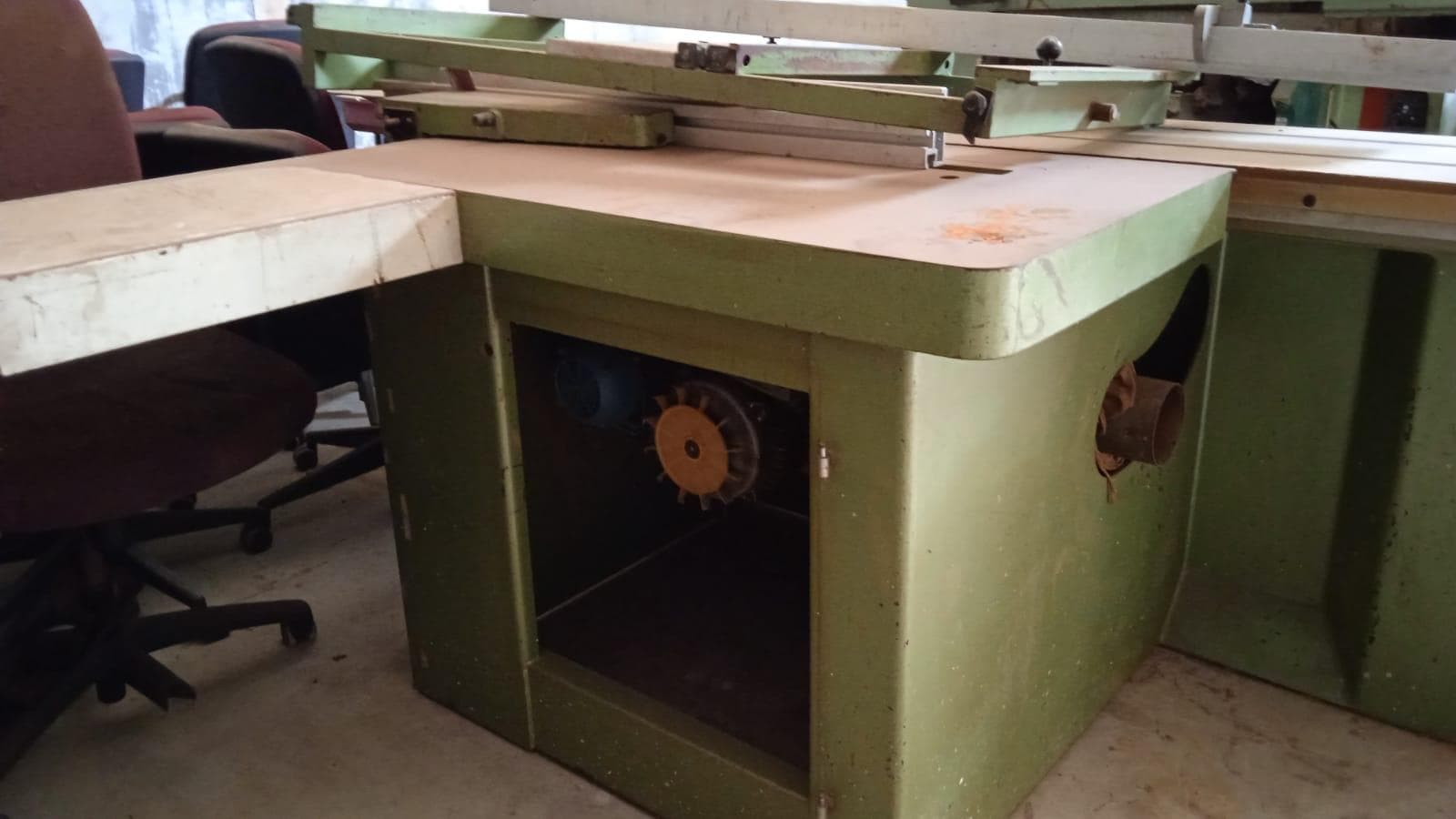 Máquina de esquadria