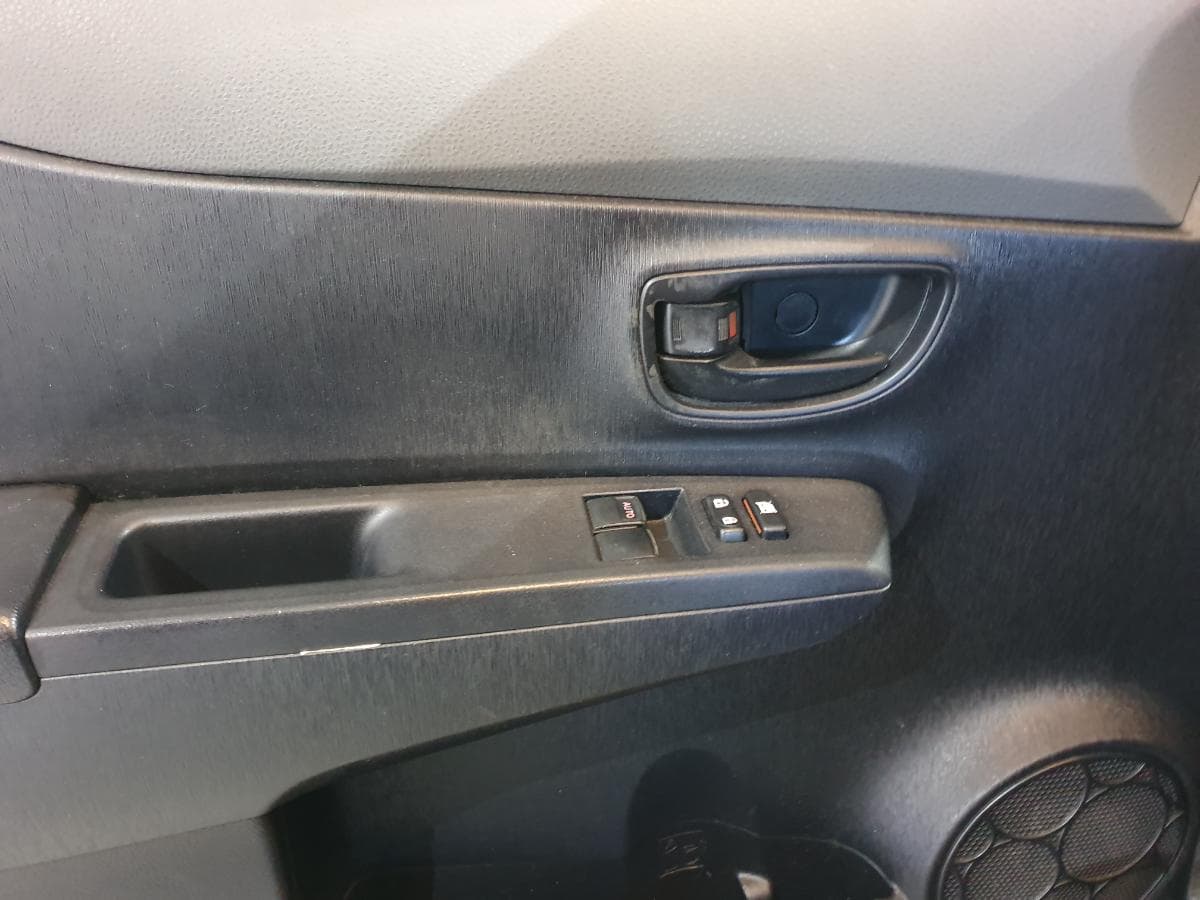 Toyota Yaris 1.0 · Ano 2012 — imagem 30