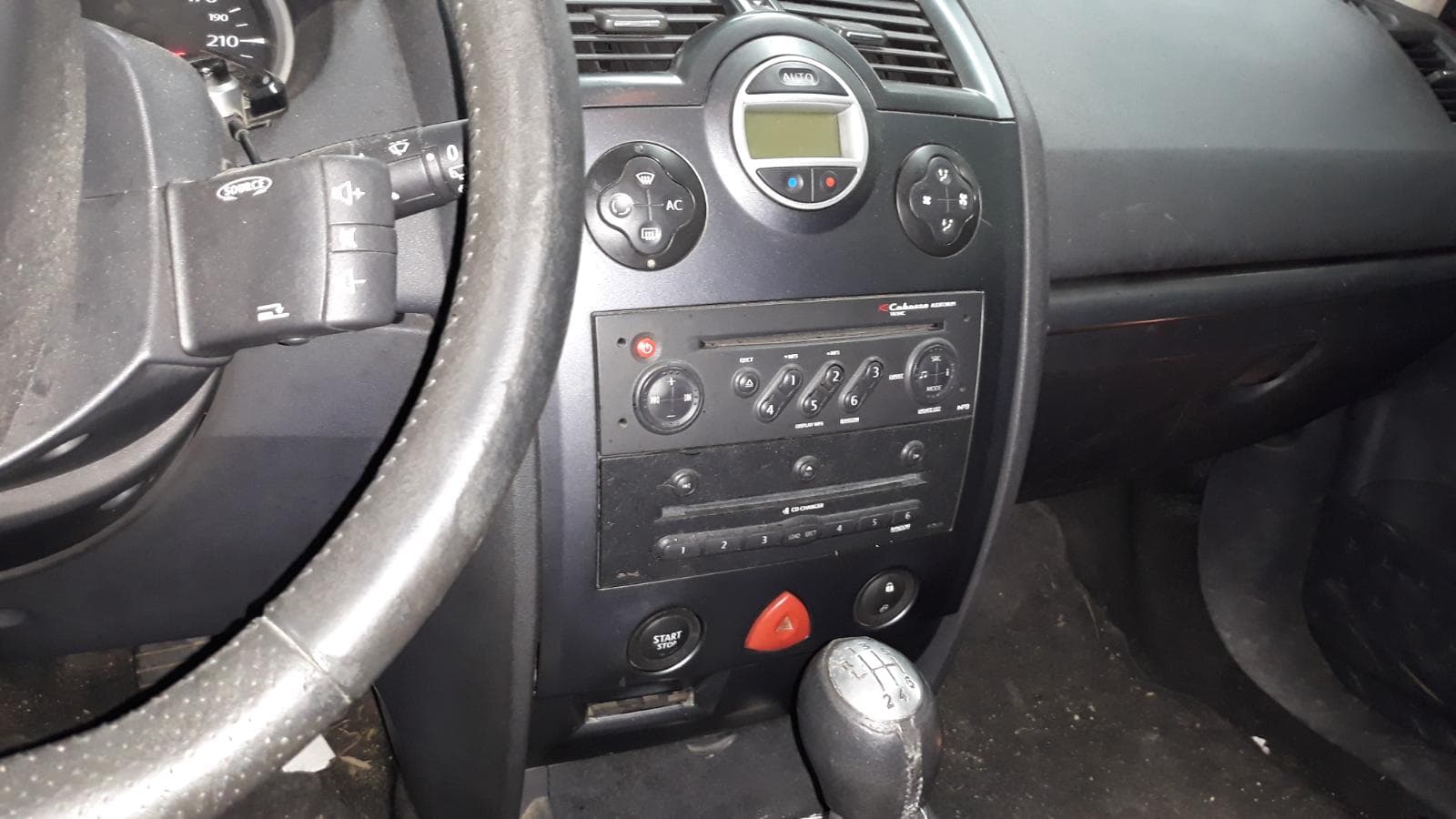 Renault Clio — image 12