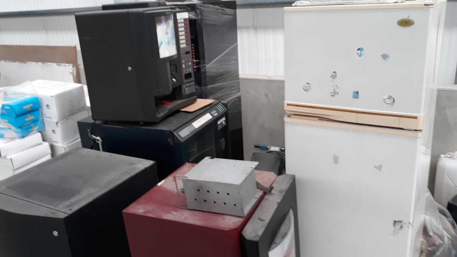Lote sucata, cestos metálicos e mobiliário — imagem 2