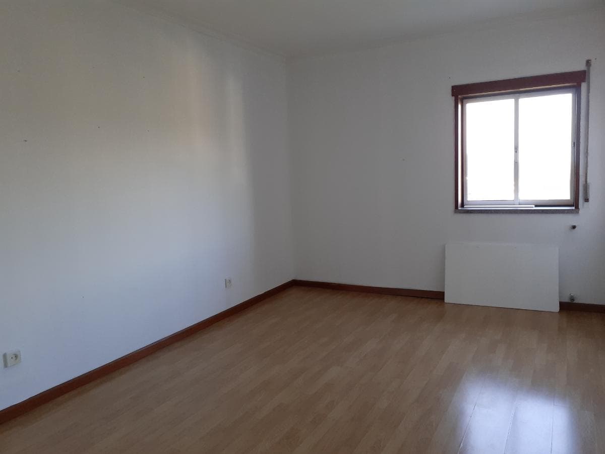 Apartamento T3 c/ Lugar de Garagem e Arrumos · Guarda — image 18