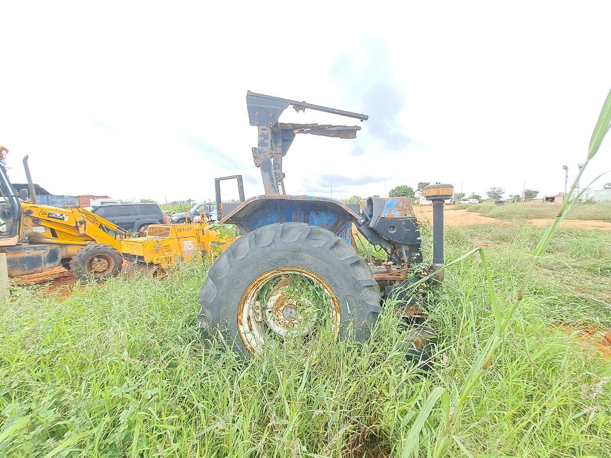 Trator NEW HOLLAND