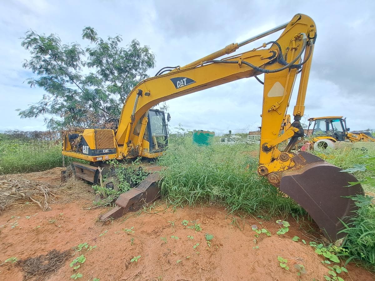 Escavadora CATERPILLAR