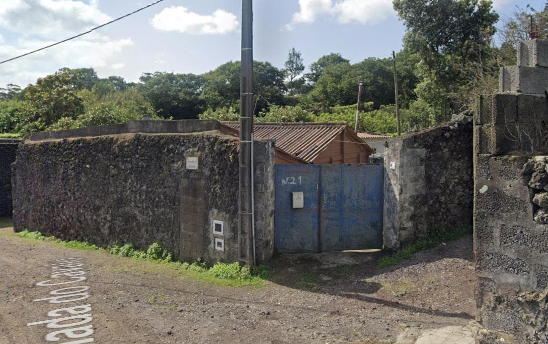 1/2 de Moradia + Terreno · Ponta Delgada, Arquipélago dos Açores — imagen 1