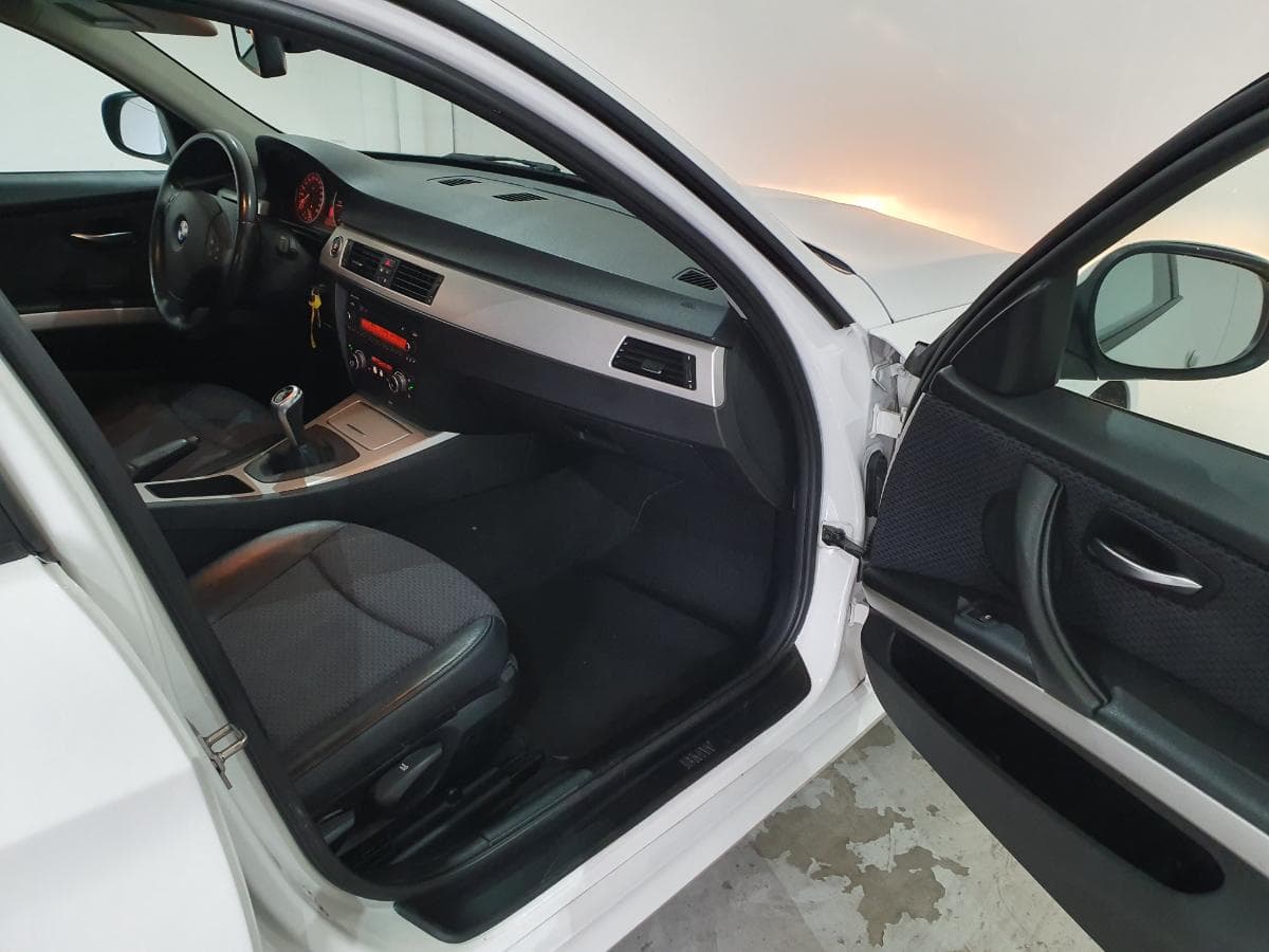BMW 318 D Touring · Ano 2010 — imagen 17