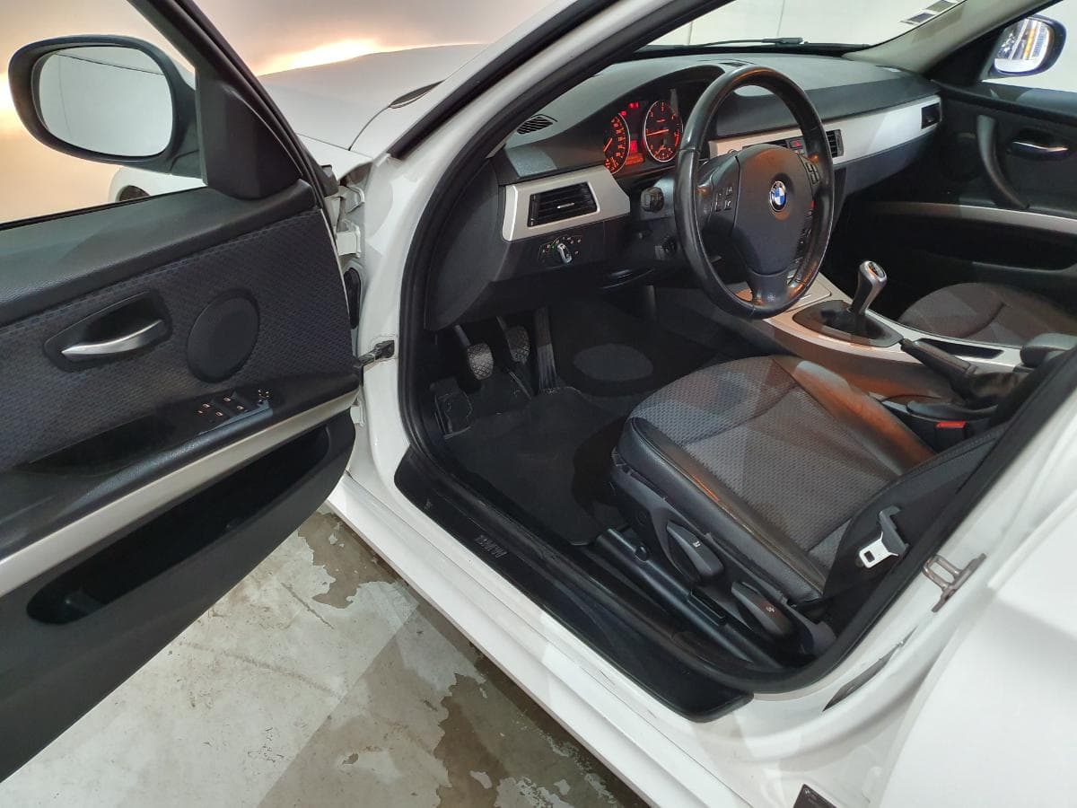 BMW 318 D Touring · Ano 2010 — imagen 16
