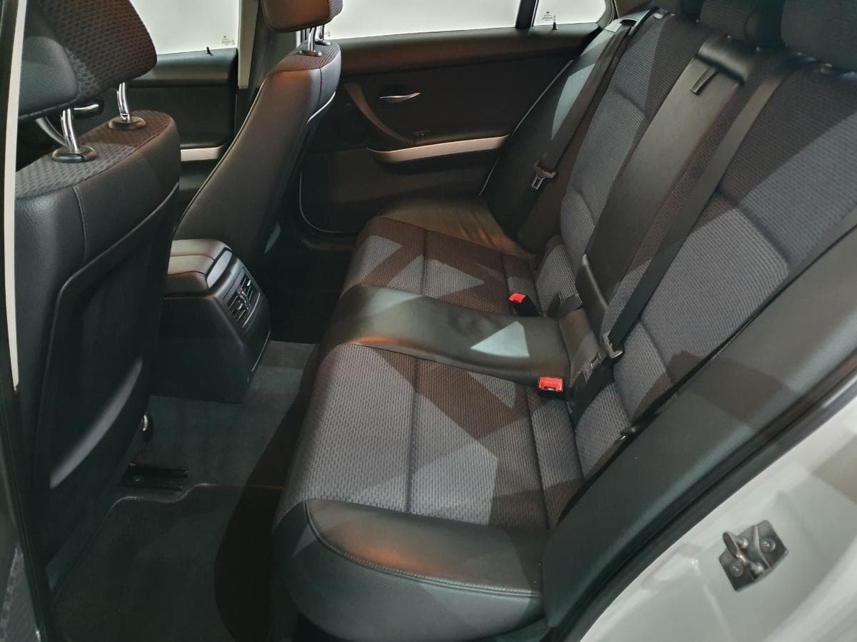 BMW 318 D Touring · Ano 2010 — imagen 21