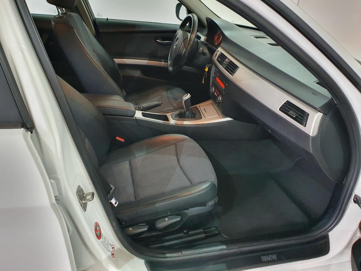 BMW 318 D Touring · Ano 2010 — imagen 22
