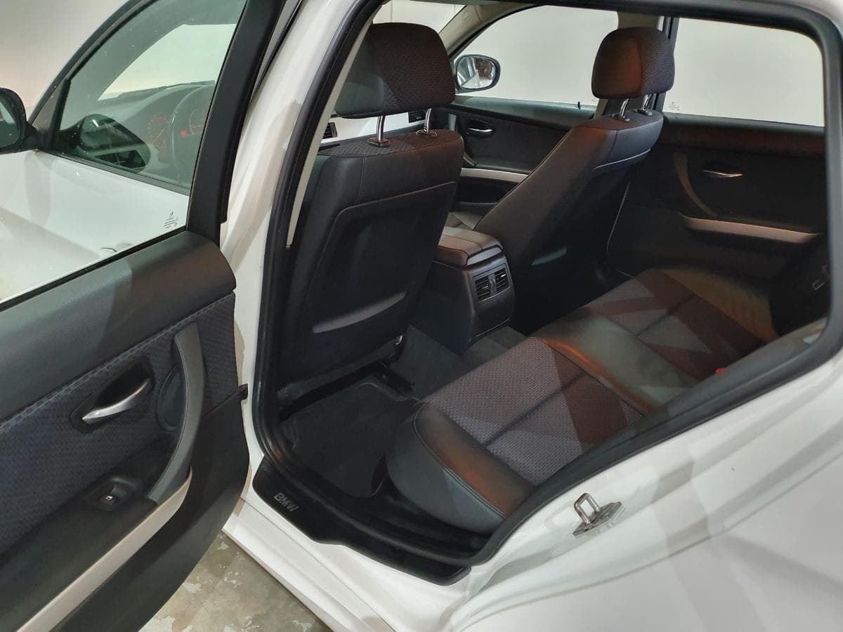 BMW 318 D Touring · Ano 2010 — imagen 24