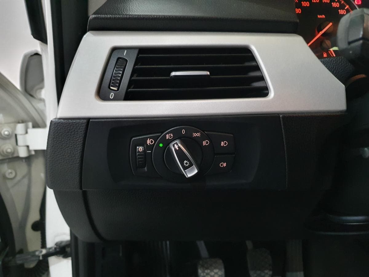 BMW 318 D Touring · Ano 2010 — imagen 26