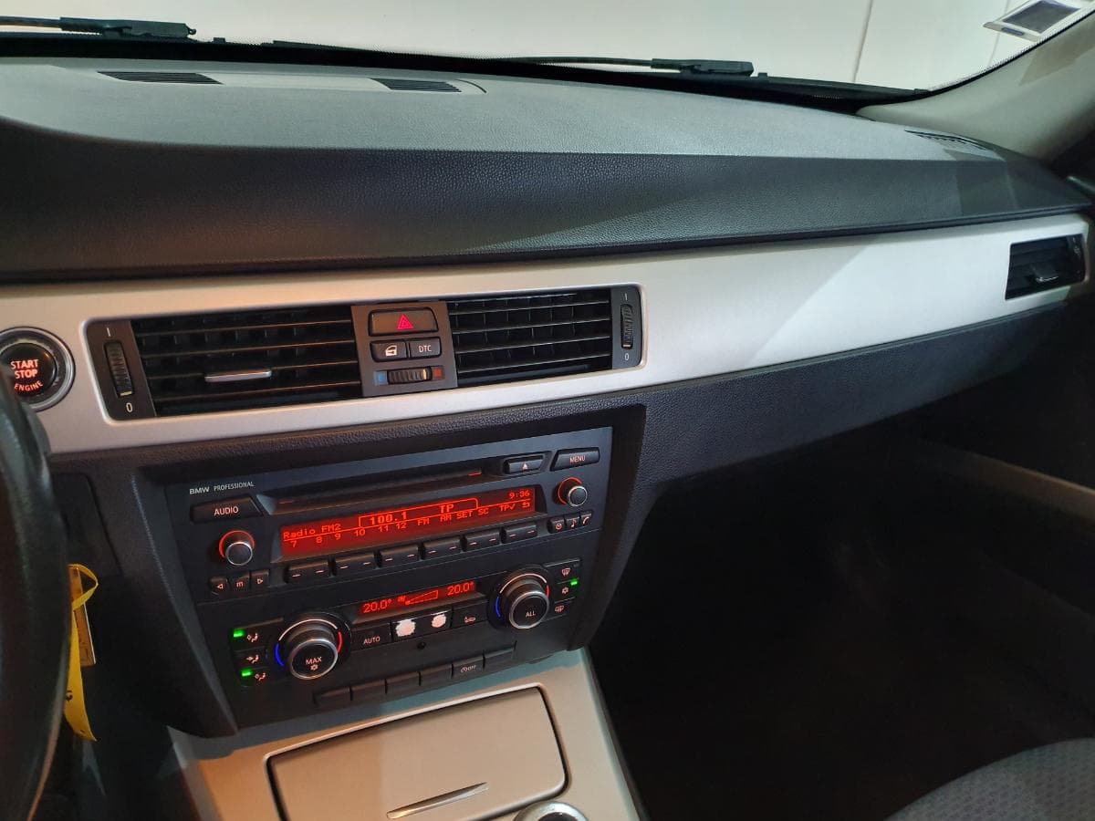 BMW 318 D Touring · Ano 2010 — imagen 27