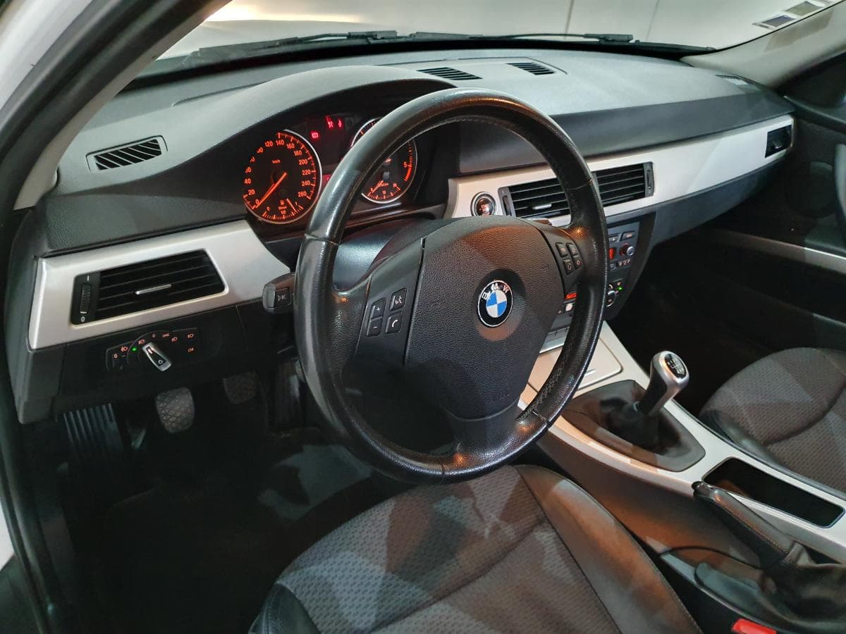 BMW 318 D Touring · Ano 2010 — imagen 29