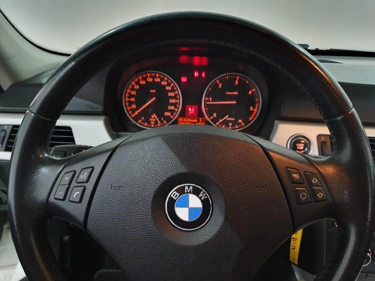 BMW 318 D Touring · Ano 2010 — imagen 30