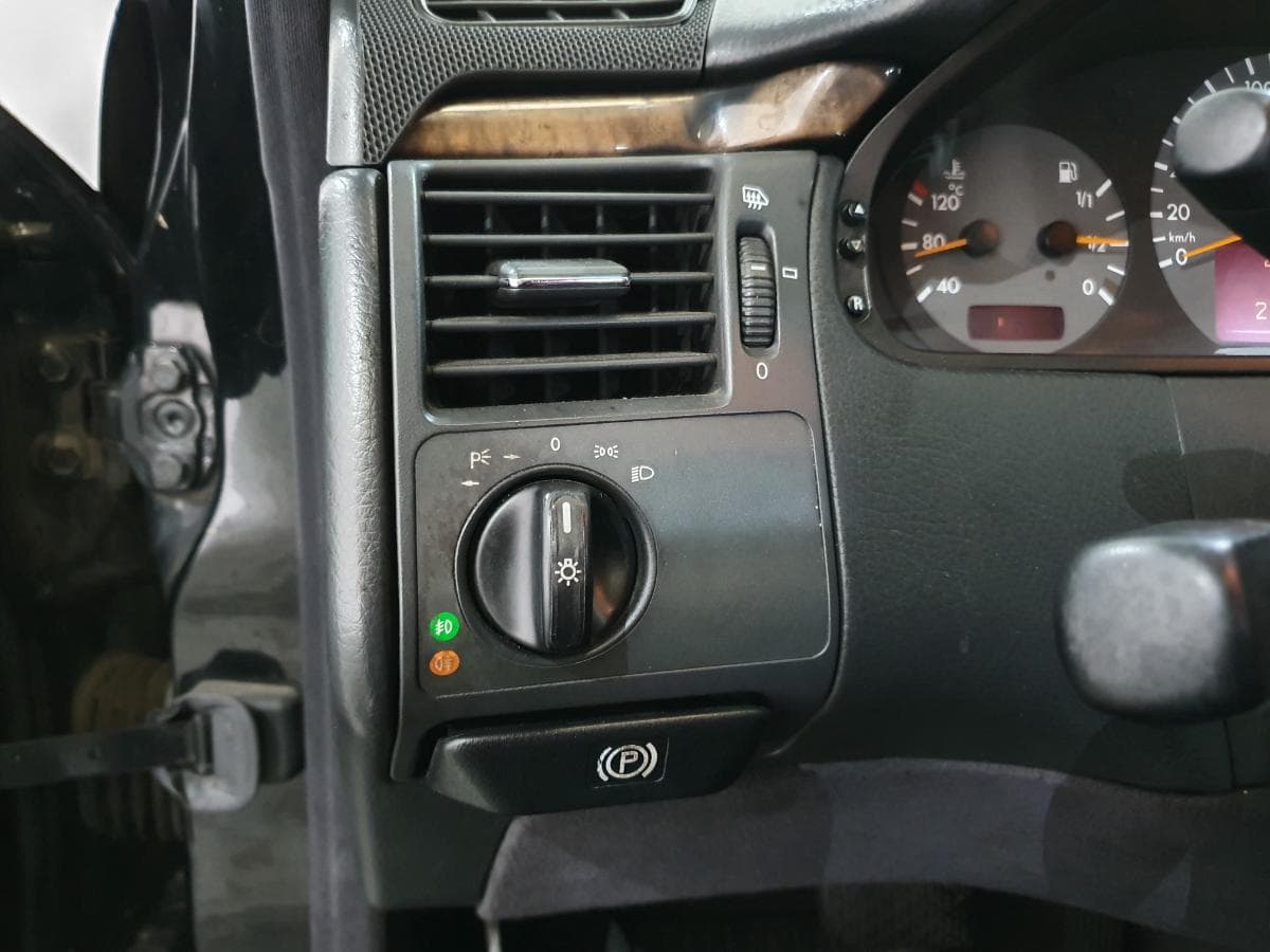 Mercedes-Benz E220 2.2 CDI · Ano 2000 — imagen 32