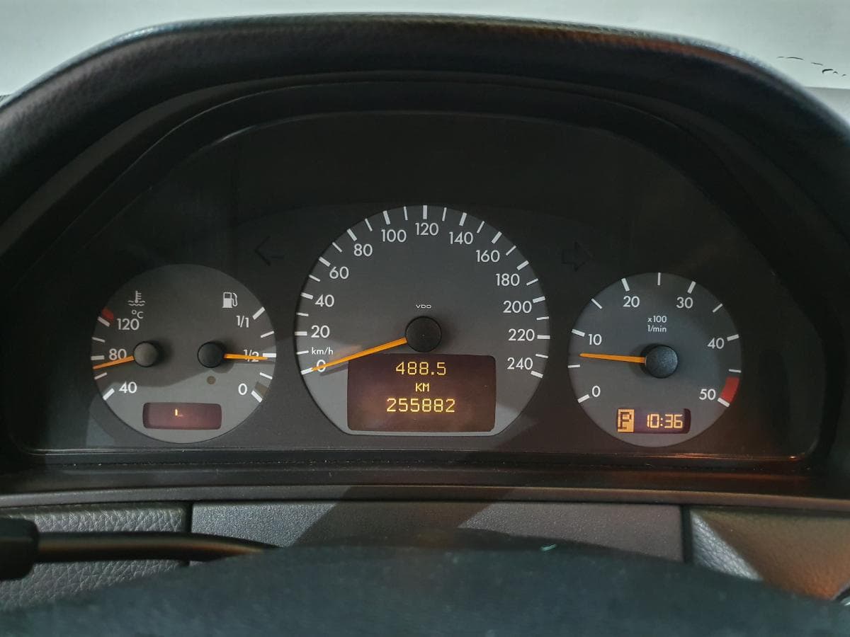 Mercedes-Benz E220 2.2 CDI · Ano 2000 — imagen 37