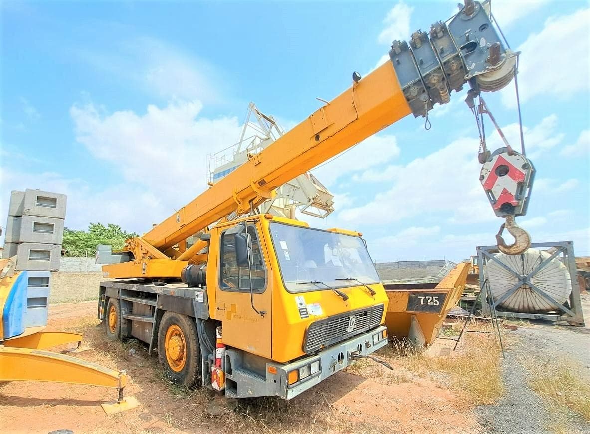 Auto Grua (35T) GROVE GMK 2035 · Viana — image 1