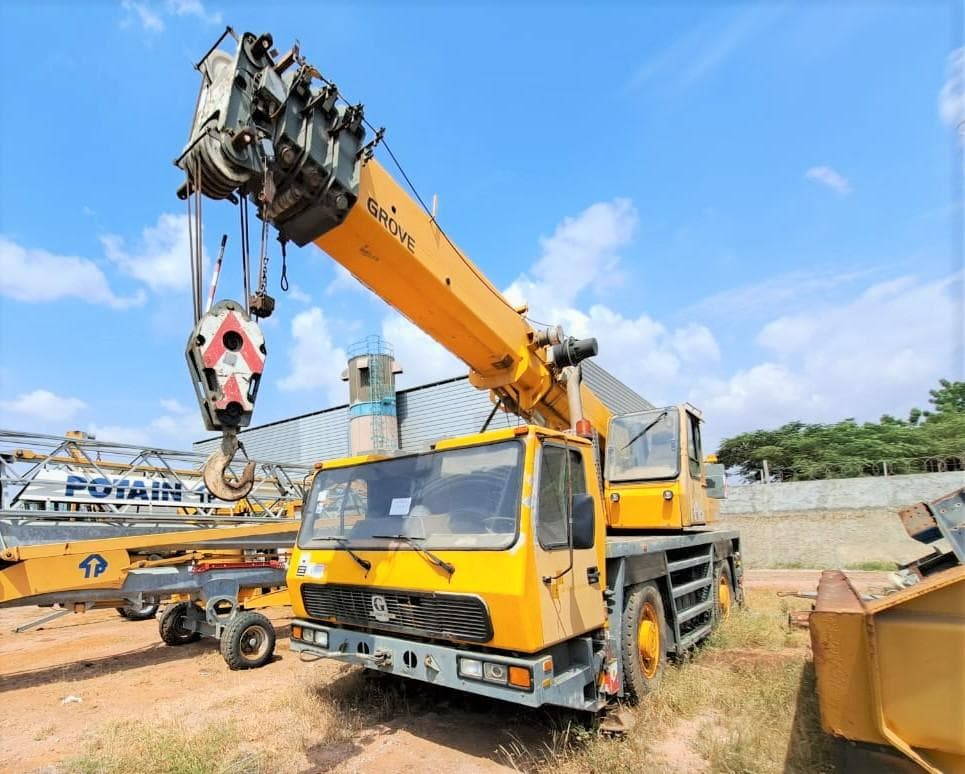 Auto Grua (35T) GROVE GMK 2035 · Viana — image 3