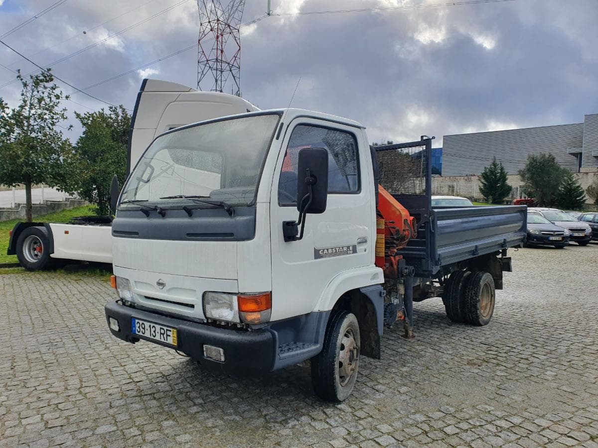 Nissan Cabstar 110 com Grua Palfinger Tribasculante — image 2