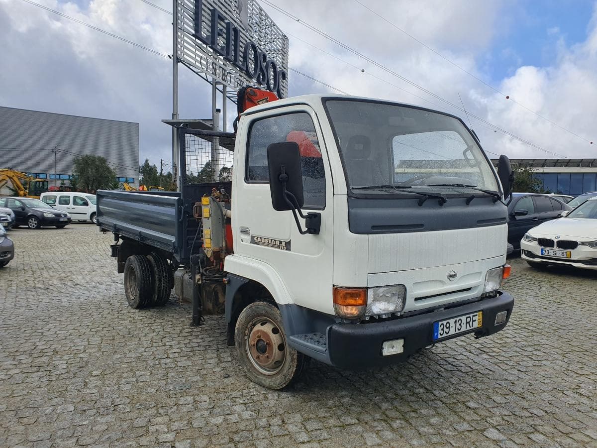 Nissan Cabstar 110 com Grua Palfinger Tribasculante — image 1