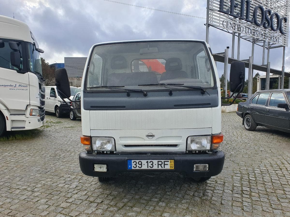 Nissan Cabstar 110 com Grua Palfinger Tribasculante — image 3