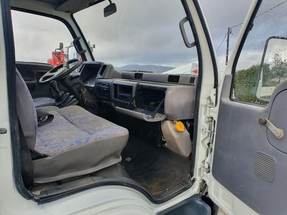 Nissan Cabstar 110 com Grua Palfinger Tribasculante — image 12