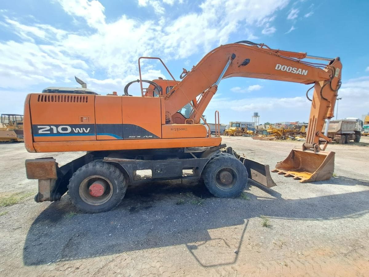 Escavadora de Pneus (20T) DOOSAN S-210 W-V · Viana — imagem 3