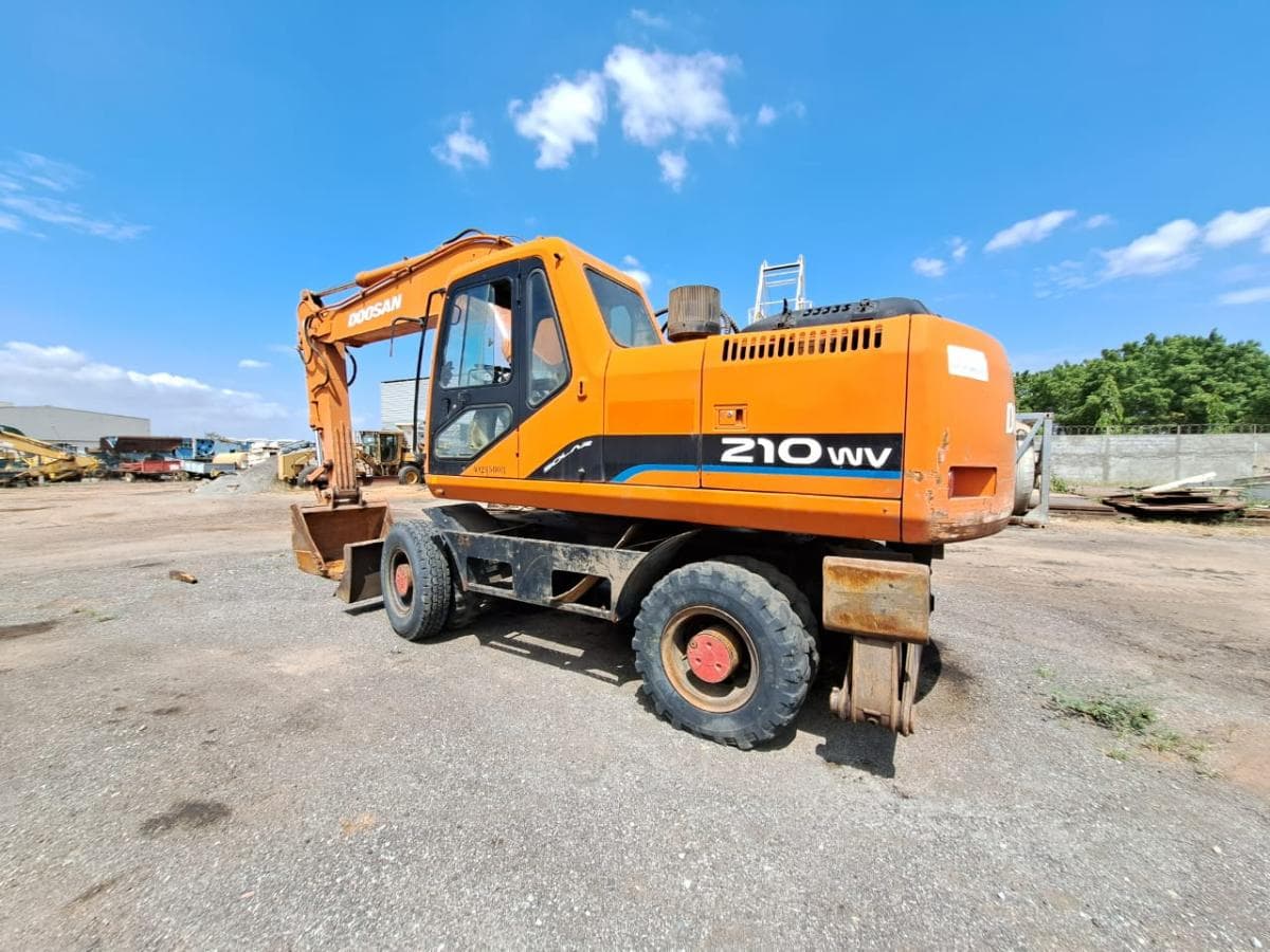 Escavadora de Pneus (20T) DOOSAN S-210 W-V · Viana — imagem 2