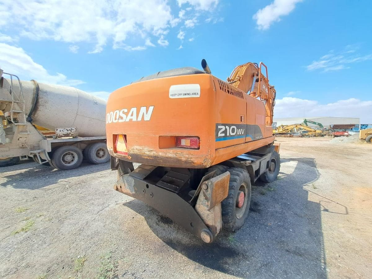 Escavadora de Pneus (20T) DOOSAN S-210 W-V · Viana — imagem 5