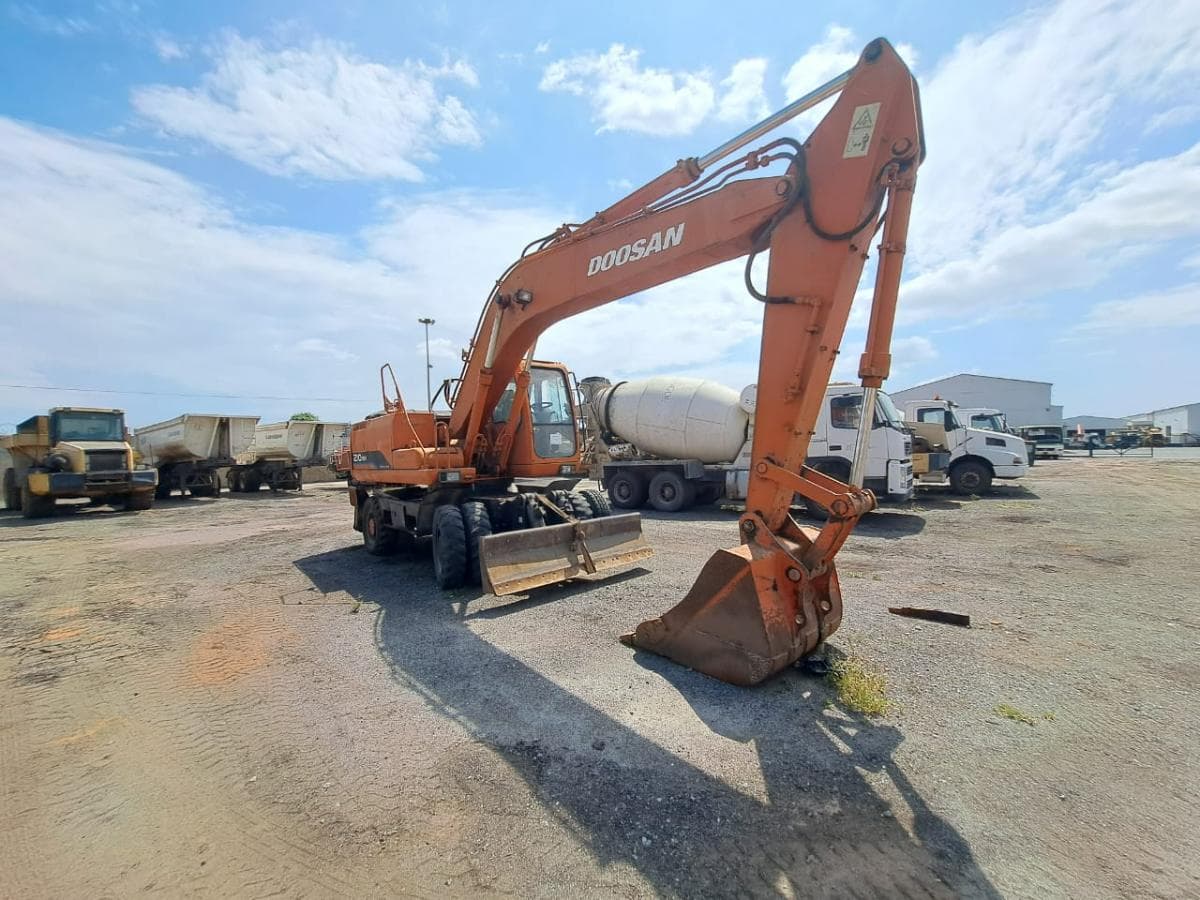 Escavadora de Pneus (20T) DOOSAN S-210 W-V · Viana — imagem 9
