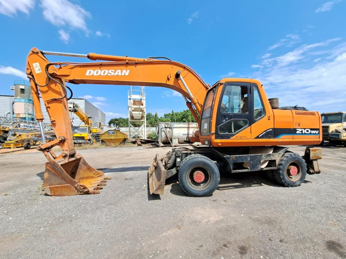Escavadora de Pneus (20T) DOOSAN S-210 W-V · Viana — imagem 8