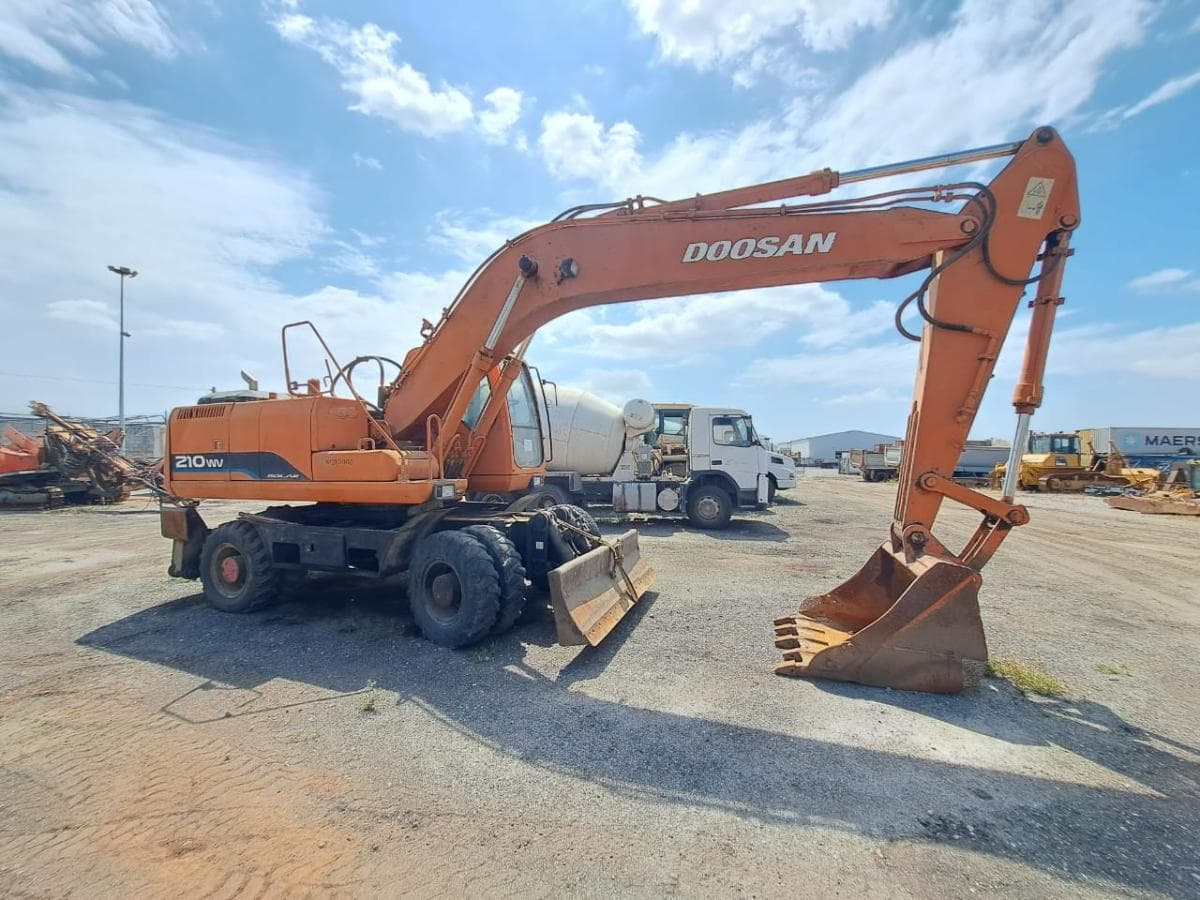 Escavadora de Pneus (20T) DOOSAN S-210 W-V · Viana — imagem 7
