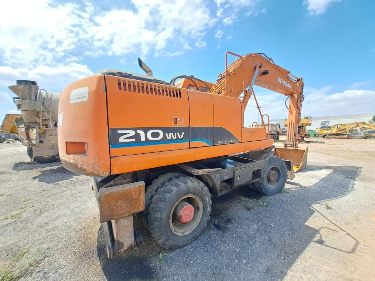 Escavadora de Pneus (20T) DOOSAN S-210 W-V · Viana — imagem 6
