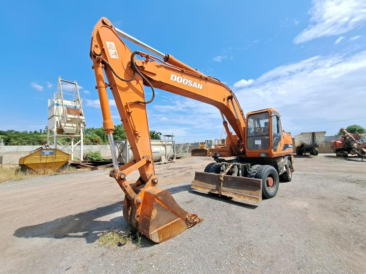 Escavadora de Pneus (20T) DOOSAN S-210 W-V