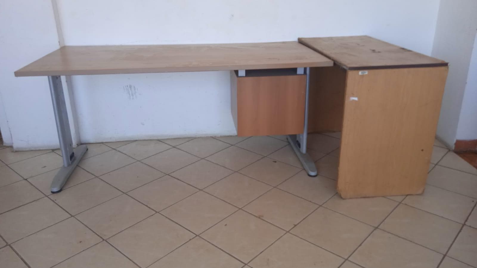 Mobilier de bureau · — image 1