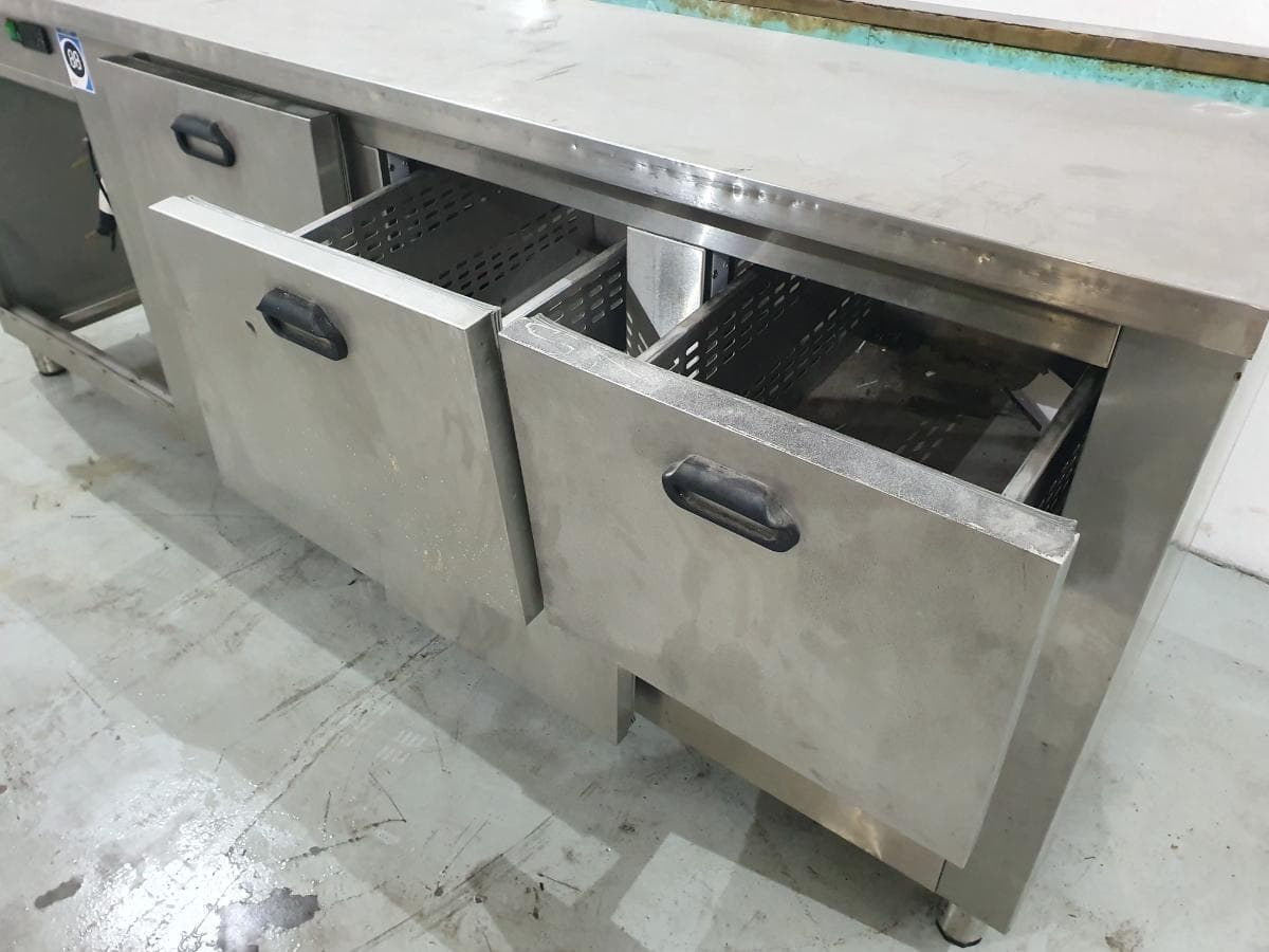 Meuble en inox — image 2
