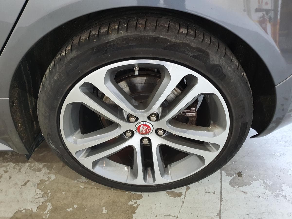 Jaguar XE 2.0D · Ano 2016 — image 14