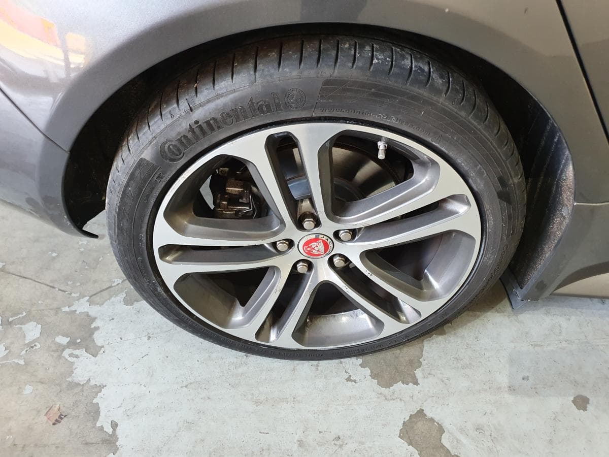 Jaguar XE 2.0D · Ano 2016 — image 17
