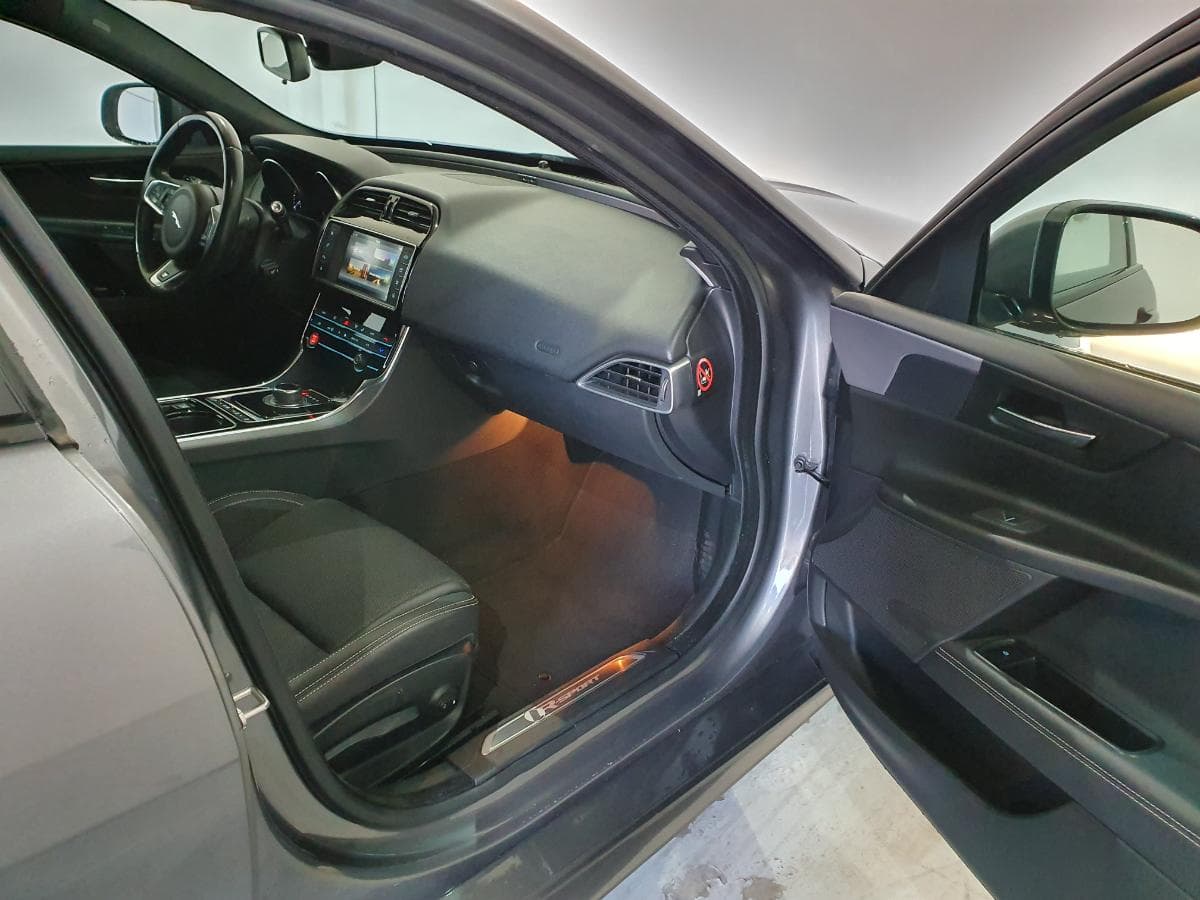 Jaguar XE 2.0D · Ano 2016 — image 23