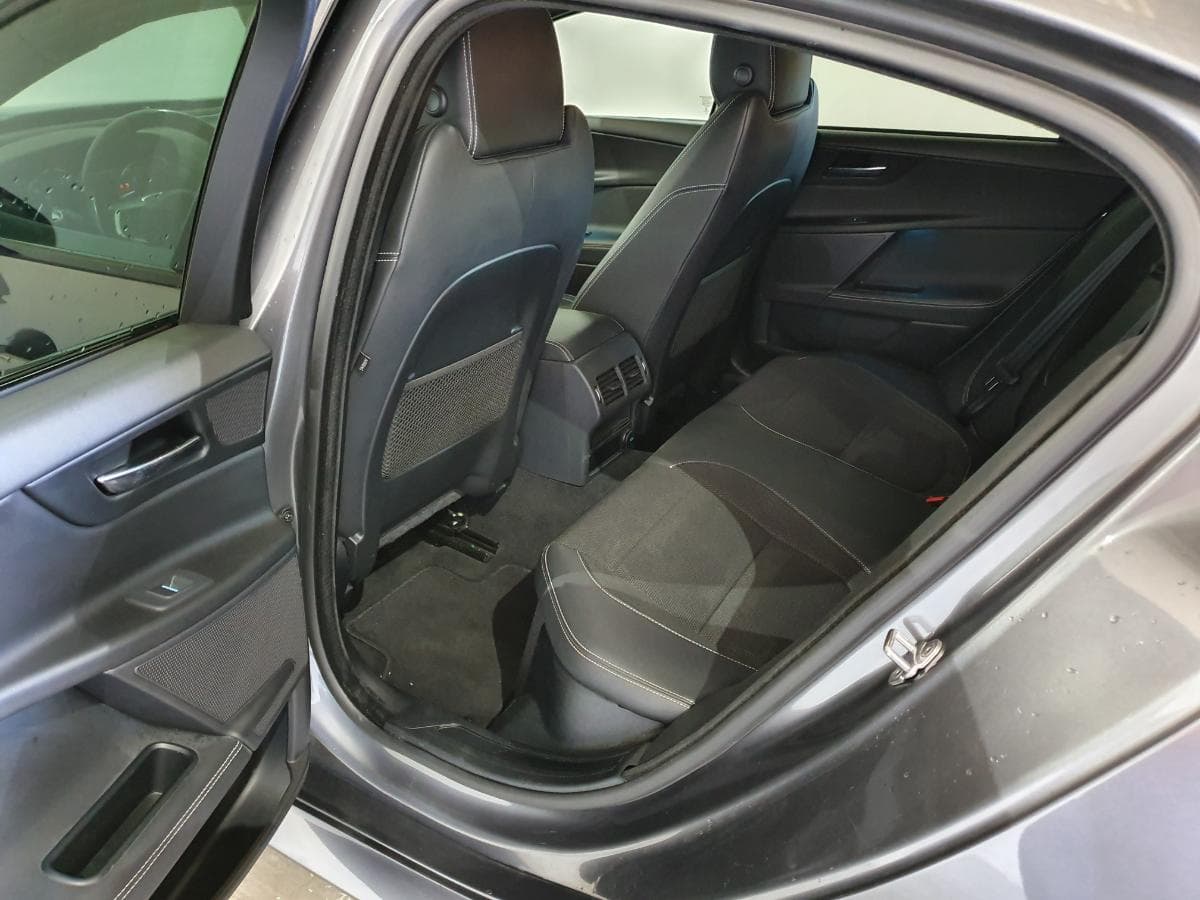 Jaguar XE 2.0D · Ano 2016 — image 26