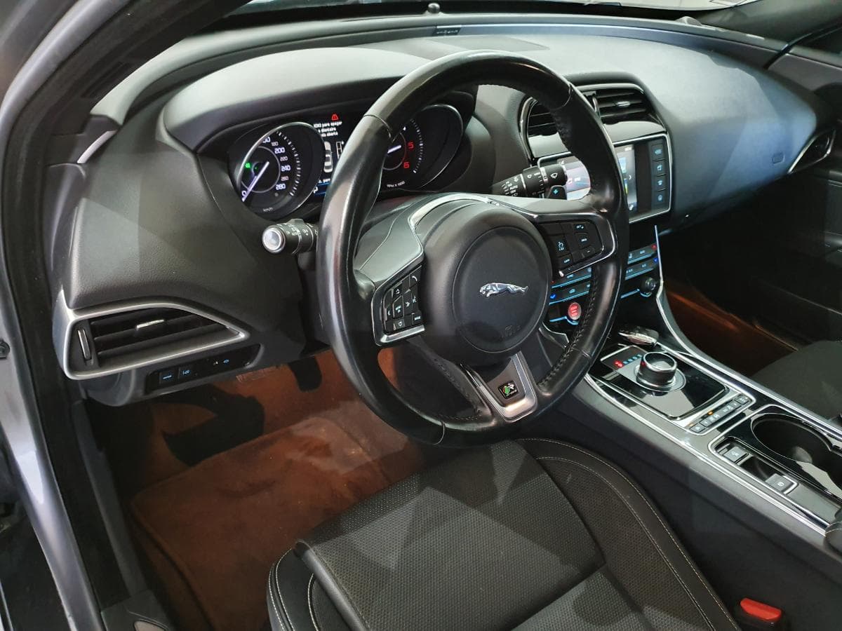 Jaguar XE 2.0D · Ano 2016 — image 29