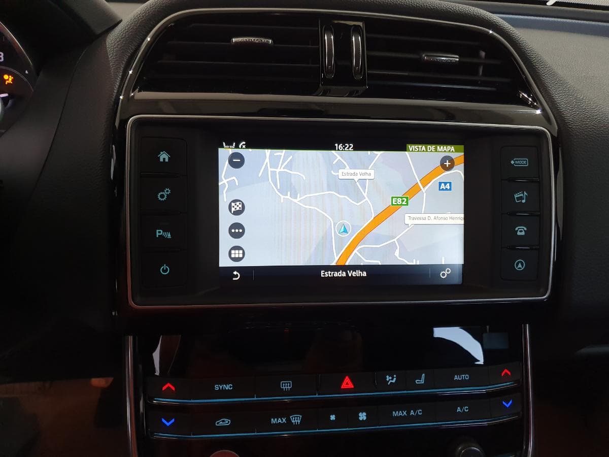 Jaguar XE 2.0D · Ano 2016 — image 31