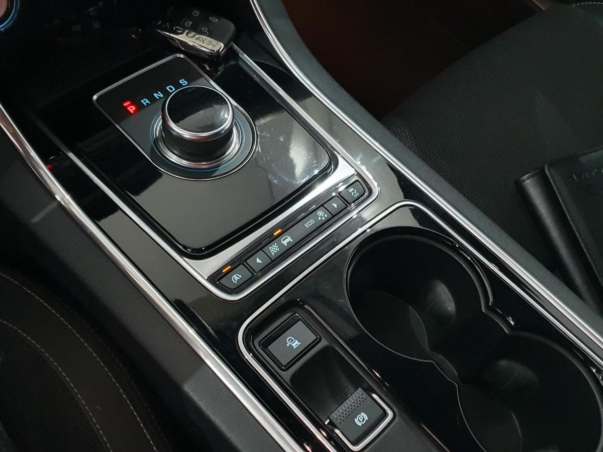 Jaguar XE 2.0D · Ano 2016 — image 35
