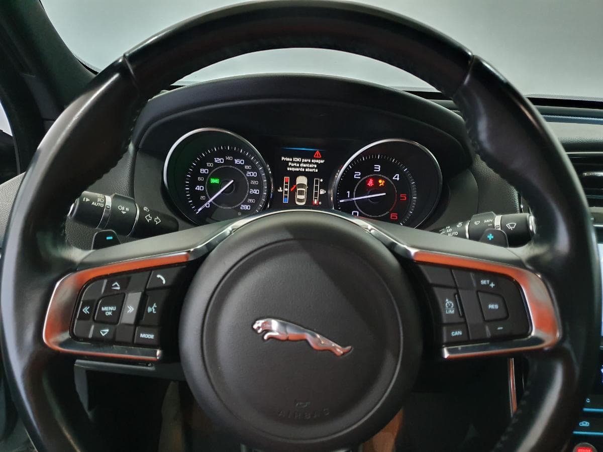 Jaguar XE 2.0D · Ano 2016 — image 38