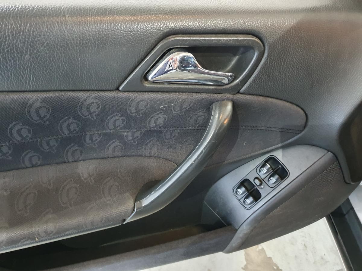 Mercedes-Benz C220 2.2 CDI · Ano 2002 — imagem 21