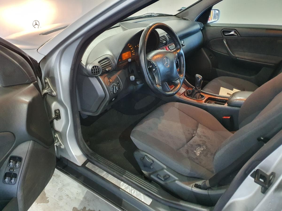 Mercedes-Benz C220 2.2 CDI · Ano 2002 — imagem 36