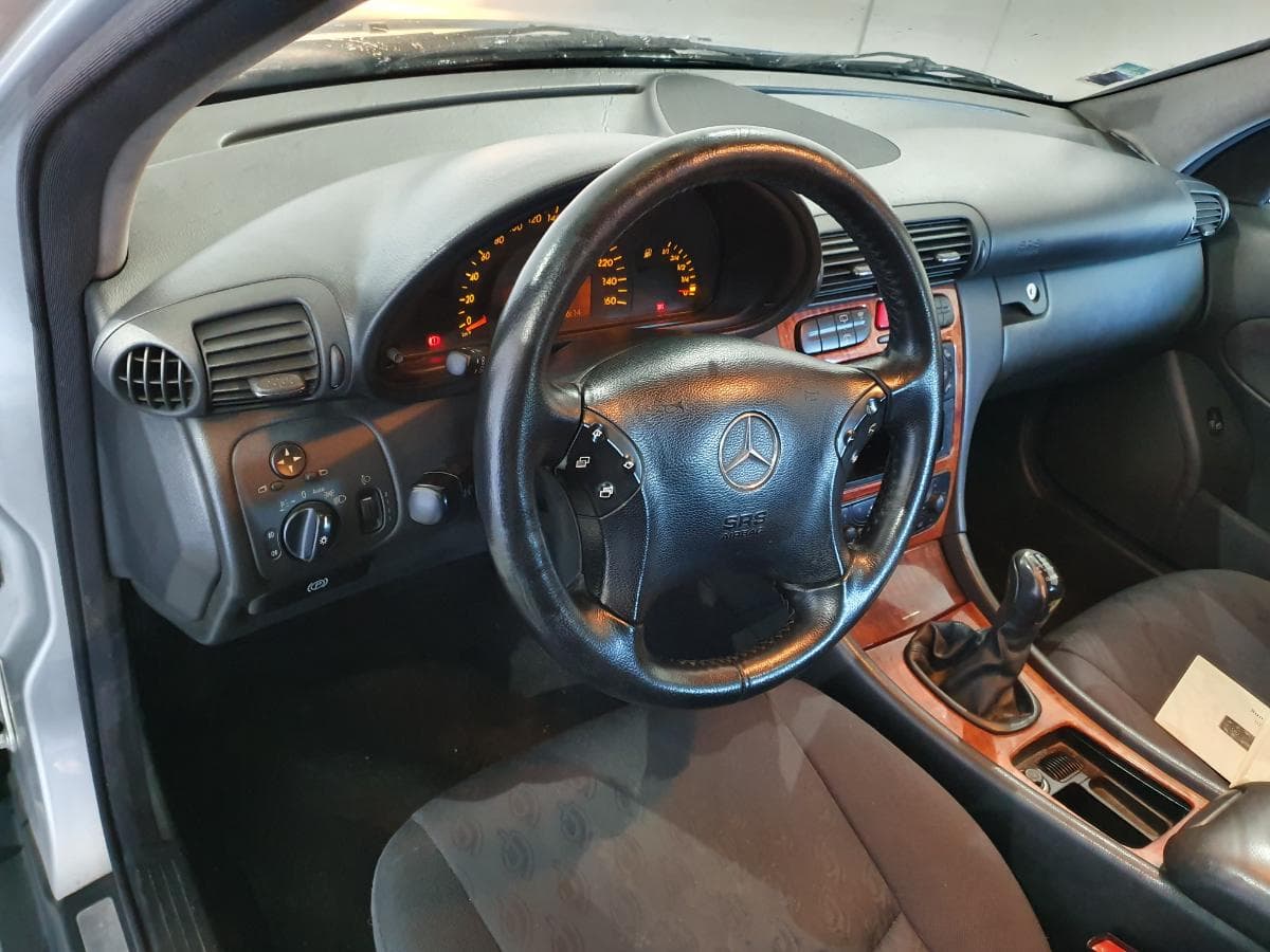 Mercedes-Benz C220 2.2 CDI · Ano 2002 — imagem 37