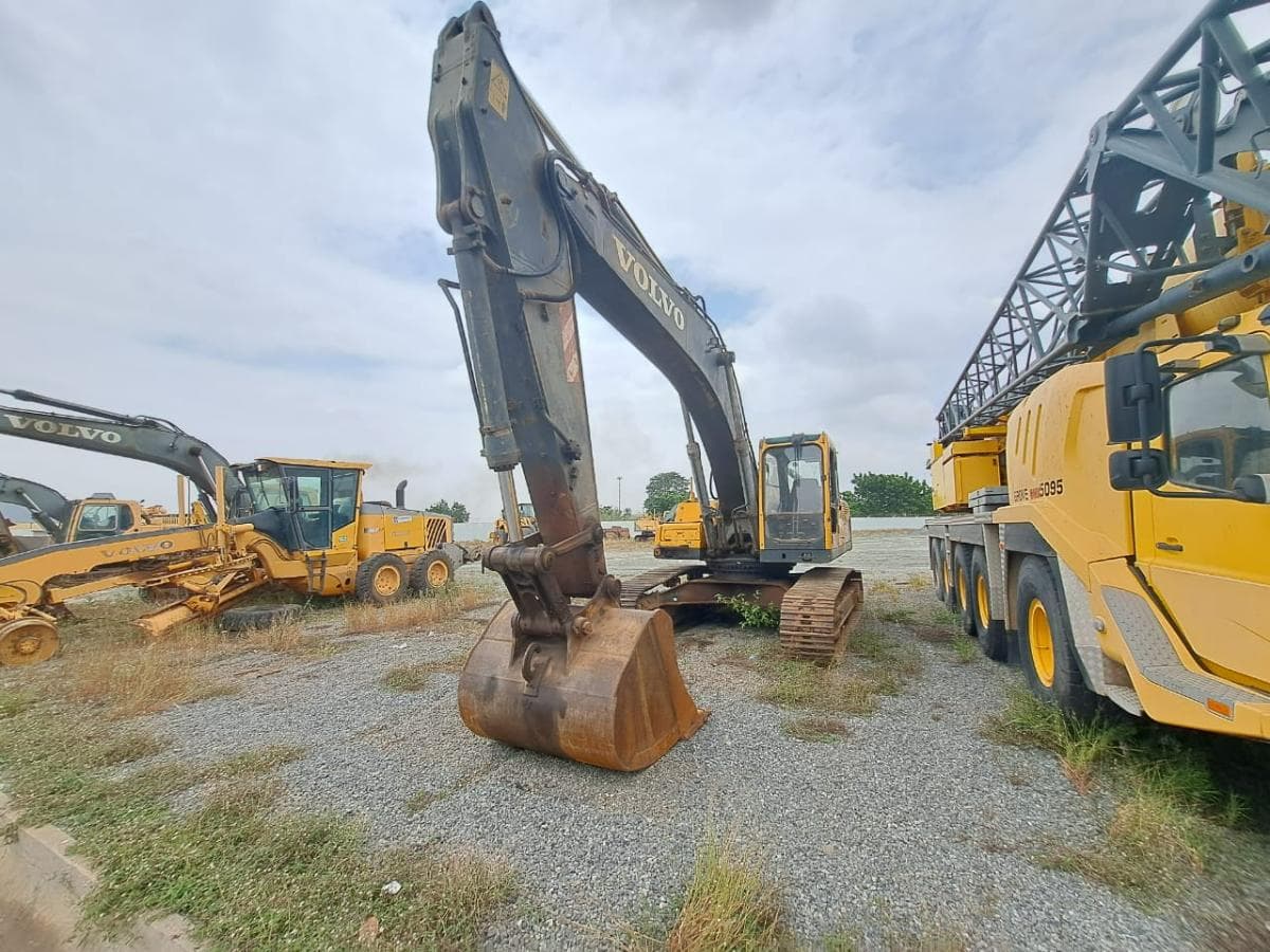Escavadora VOLVO EC290BLC · Viana — image 1